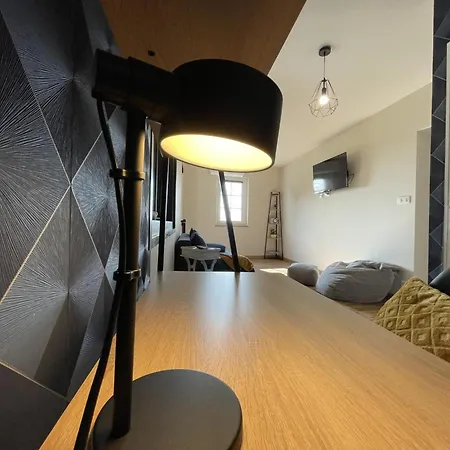 Contemporain Chaleureux Pour 4 Avec Piscine Partagee - Fr-1-489-444 Vakantiehuis Louchy-Montfand
